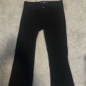 LOW RISE Black flared jeans
Brand: Hollister
Size: 8S (SHORT)
